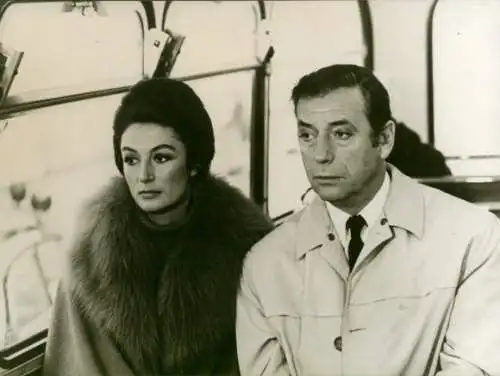 Foto Schauspieler Yves Montand und Anouk Aimee, Filmszene Ein Abend, ein Zug, Pressefoto