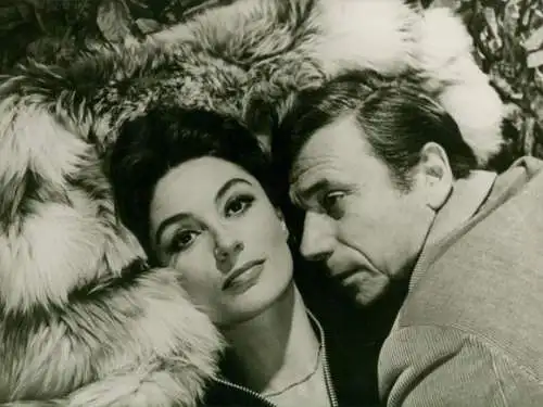 Foto Schauspieler Yves Montand und Anouk Aimee, Filmszene Ein Abend, ein Zug, Pressefoto