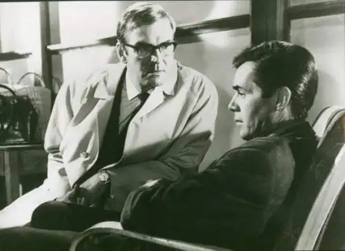 Foto Filmszene Accident, Zwischenfall in Oxford, Schauspieler Dirk Bogarde und Stanley Baker