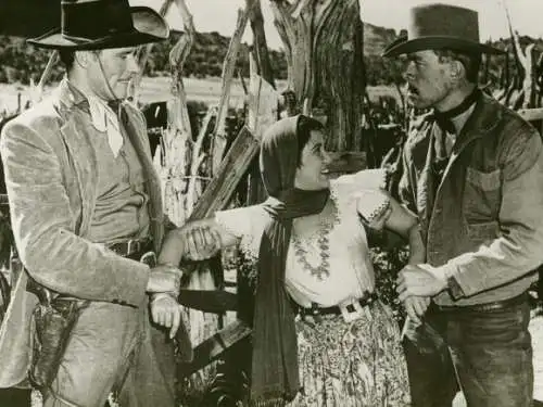 Foto Filmszene, Mit der Waffe in der Hand, Schauspieler Phil Carey, Roberta Haynes, Lee Marvin