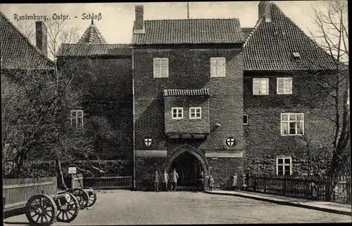 Ak Kętrzyn Rastenburg Ostpreußen, Deutsche Soldaten in Uniformen vor dem Schloss