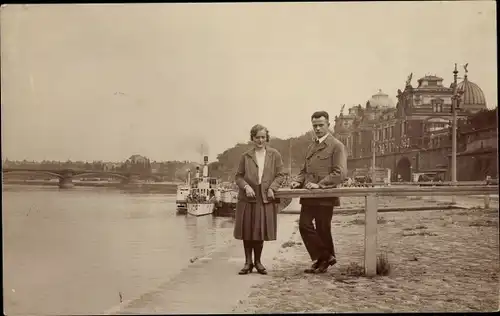 Foto Ak Dresden Zentrum Altstadt, Mann und Frau am Elbufer