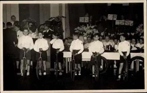 Foto Dresden, Pioniere auf Einrädern, Siegerehrung 1952, DDR