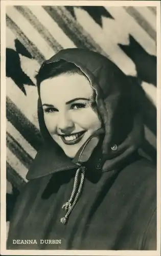 Ak Schauspielerin Deanna Durbin, Portrait, Kapuzenjacke