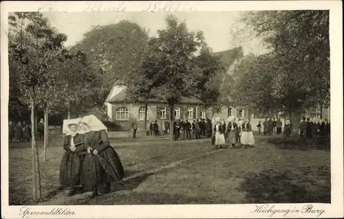 Ak Burg im Spreewald, Kirchgang, Trachten