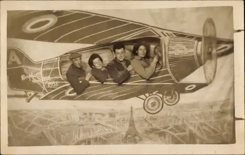 Foto Ak Zivilflugzeug, Touristen, Gruppenfoto, Souvenir