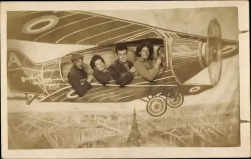 Foto Ak Zivilflugzeug, Touristen, Gruppenfoto, Souvenir