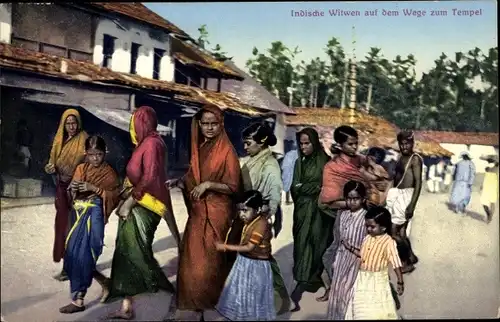 Ak Indische Witwen auf dem Weg zum Tempel