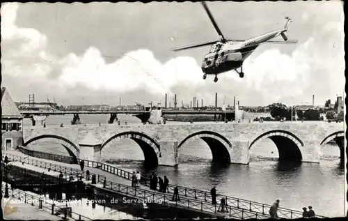 Ak Maastricht Limburg Niederlande, Hubschrauber über der Servaas-Brücke