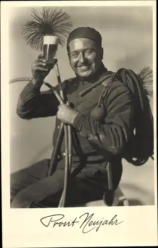 Ak Fröhliches Neujahr, Schornsteinfeger mit Ausrüstung und Bierglas