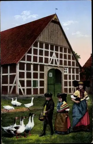 Ak Kinder und Frau in Volkstrachten aus Schaumburg Lippe, Gänse, Bauernhof