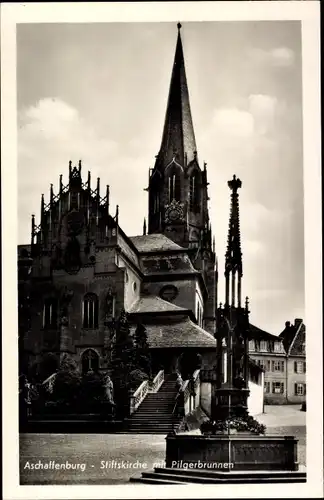 Ak Aschaffenburg in Unterfranken, Stiftskirche, Pilgerbrunnen