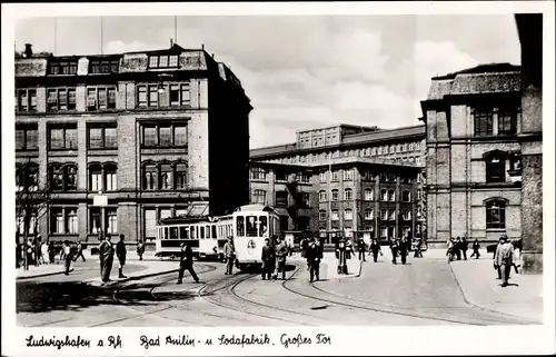 Ak Ludwigshafen am Rhein, Badische Anilin und Sodafabrik, Großes Tor, BASF, Straßenbahn, Fußgänger