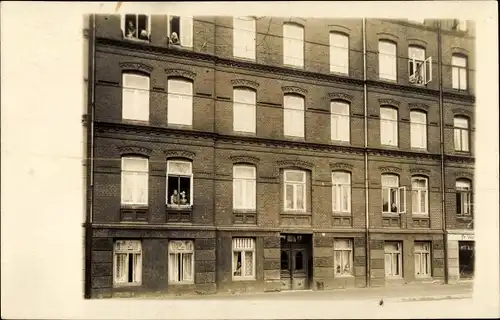 Foto Ak Kiel, Wohngebäude, Bewohner am Fenster