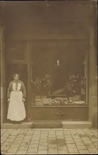 Foto Ak Kiel, Frau in Schürze, Geschäft, Schaufenster, Verkäuferin