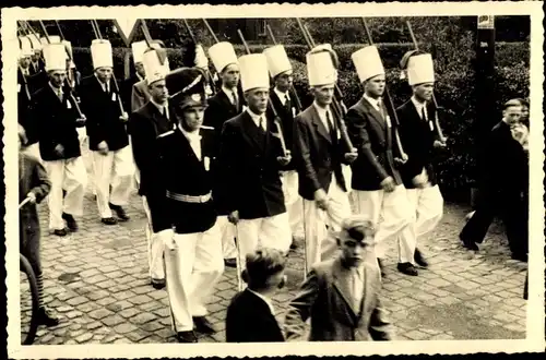 Foto Ak Olfen in Westfalen, Marschierende Männer, Karneval