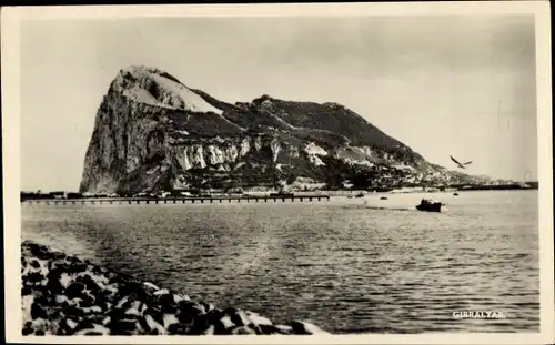 Ak Gibraltar, Berg vom Strand aus gesehen