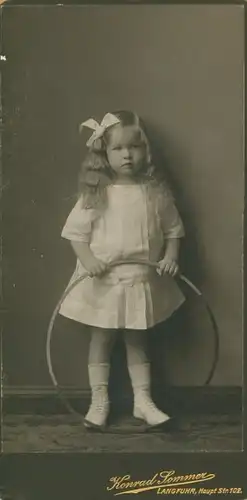 Kabinett Foto Kinderportrait, Mädchen mit Reifen, v. Hindenburg, 1912