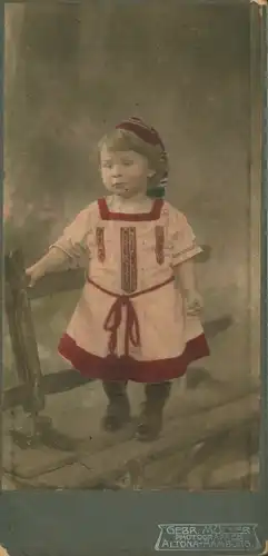 Kabinett Foto Kinderportrait, Mädchen in Trachtenkleid, 1907