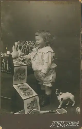 Kabinett Foto Kinderportrait, Kleinkind mit Spielzeug, Leporello, Teddybär, Spielzeughund, 1907