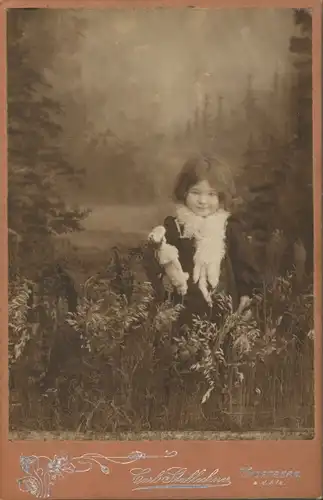 Kabinett Foto Kinderportrait, Mädchen mit Puppe, Liesl