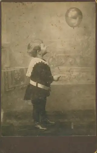 Kabinett Foto Kinderportrait, Junge, Luftballon