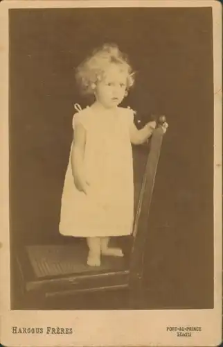 Kabinett Foto Kinderportrait, Kleinkind auf einem Stuhl stehend