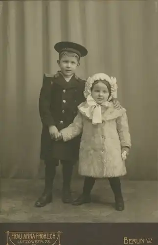 Kabinett Foto Kinderportrait, Junge in Matrosenuniform, Mädchen im Mantel