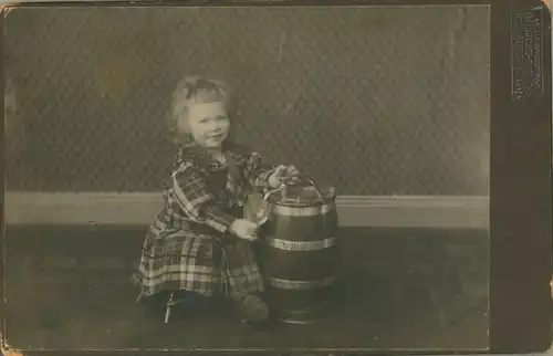 Kabinett Foto Kinderportrait, Mädchen mit Fass, Zapfhahn, Glas