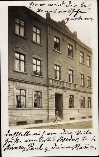 Foto Ak Dessau, Wohnhaus, Geschäft Theodor Förster, Feine Herren-Garderobe, Anwohner
