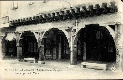 Ak Mirepoix Ariège, Das historische Haus am Hauptplatz