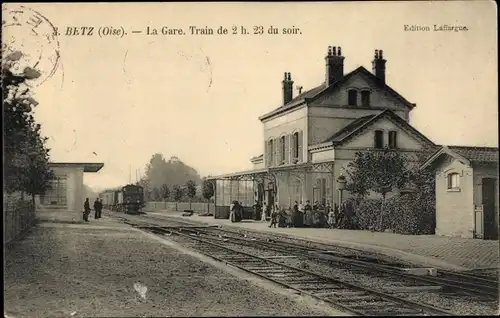 Ak Betz Oise, Bahnhof, Einfahrender Zug