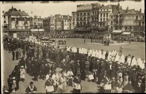 Foto Ak Beauvais Oise, Platz, Prozession
