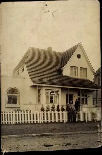 Foto Ak Kiel, Wohnhaus, Zaun, Bewohner