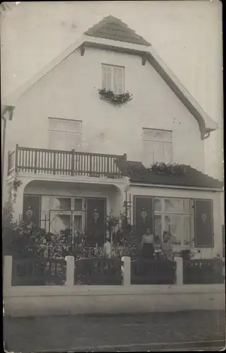 Foto Ak Kiel, Wohnhaus, Bewohner, Zaun, Balkon