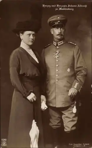 Ak Herzog Johann Albrecht und Herzogin Elisabeth zu Mecklenburg Schwerin, Portrait, Eisernes Kreuz