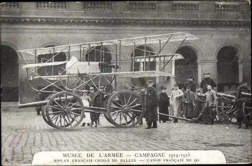 Ak Musée de l'Armée, Campagne 1914-1916, Biplan Francais criblé de balles, Canon Francais de 90