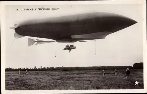 Ak Le Dirigéable République, Französisches Luftschiff, Zeppelin über einem Feld