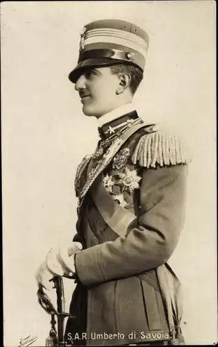 Ak Umberto II, König von Italien, Portrait in Uniform, Orden