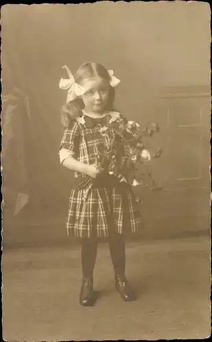 Foto Ak Mädchen mit Blumenstrauß, Portrait