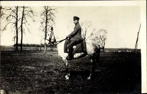 Foto Ak Deutscher Soldat in Uniform zu Pferde