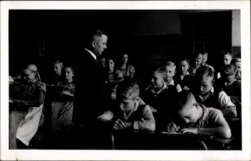Foto Ak Kinder in der Schule, Lehrer, Schüler