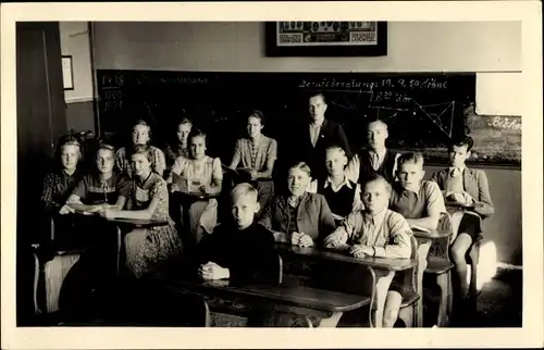 Foto Ak Kinder in der Schule, Lehrer, Schüler, Klassenzimmer