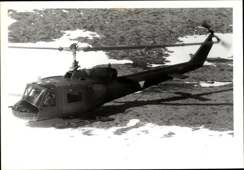 Foto Österreichischer Militär-Hubschrauber am Boden, Augusta Bell