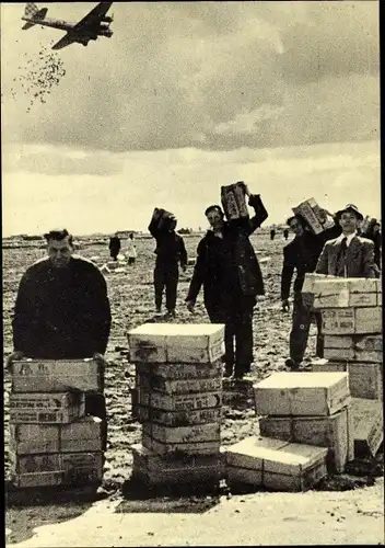 Ak Alliierte Flugzeuge über den Niederlanden 1945, Lebensmittelpakete, Luftbrücke, II WK