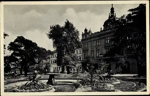 Ak Plzeň Pilsen Stadt, Grünanlagen, Platz, Gebäude, Fontäne