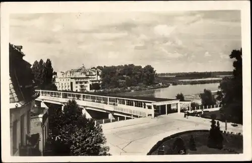 Ak Piešťany Slowakei, Kolonadny Most, Brücke, Gebäude am Fluss