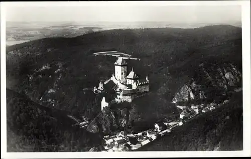 Ak Karlštejn Karlstein Mittelböhmen, Karlův Týn, Burg Karlstein, Luftbild