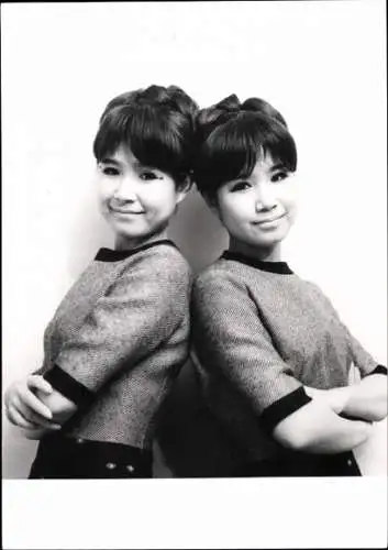 8 Fotos japanisches Gesangsduo The Peanuts