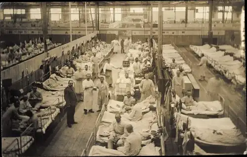 Foto Ak Soldaten in einem Lazarett